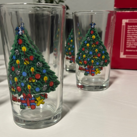 1993 "Holiday Magic 13 oz Beverage Glasses by Action Industries - Set of 8 - Picture 2 of 10